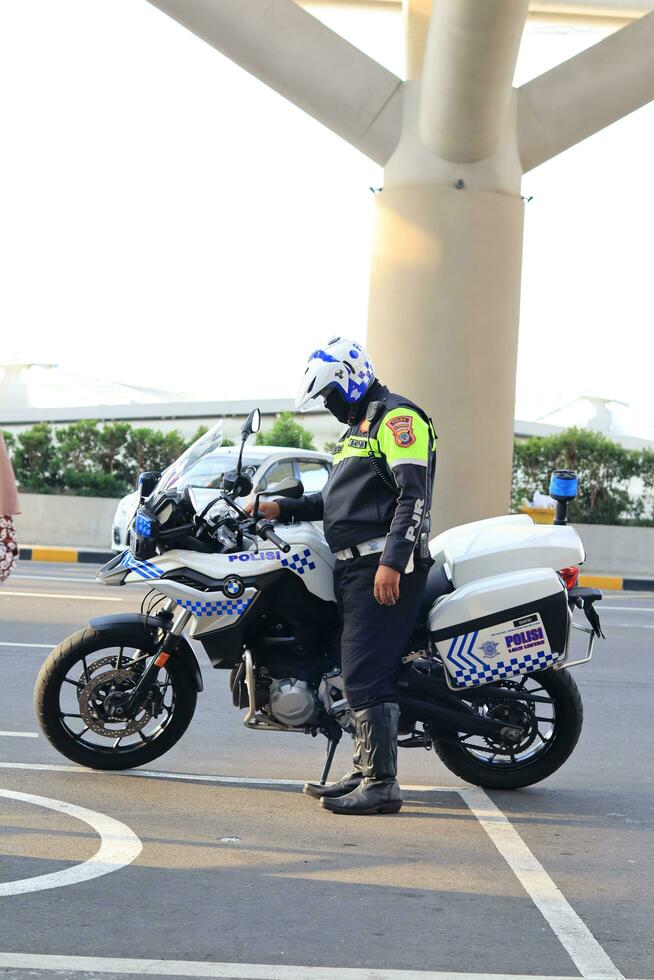 yogyakarta, 10 junio 2023, policía utilizando motos fueron a yogyakarta internacional aeropuerto foto