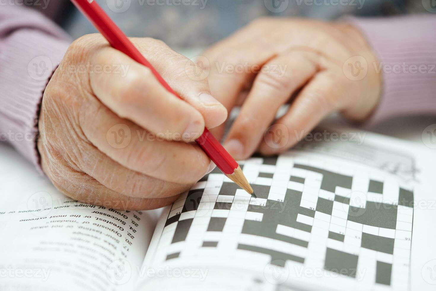 asiático mayor mujer jugando sudoku rompecabezas juego a práctica cerebro formación para demencia prevención, Alzheimer enfermedad. foto
