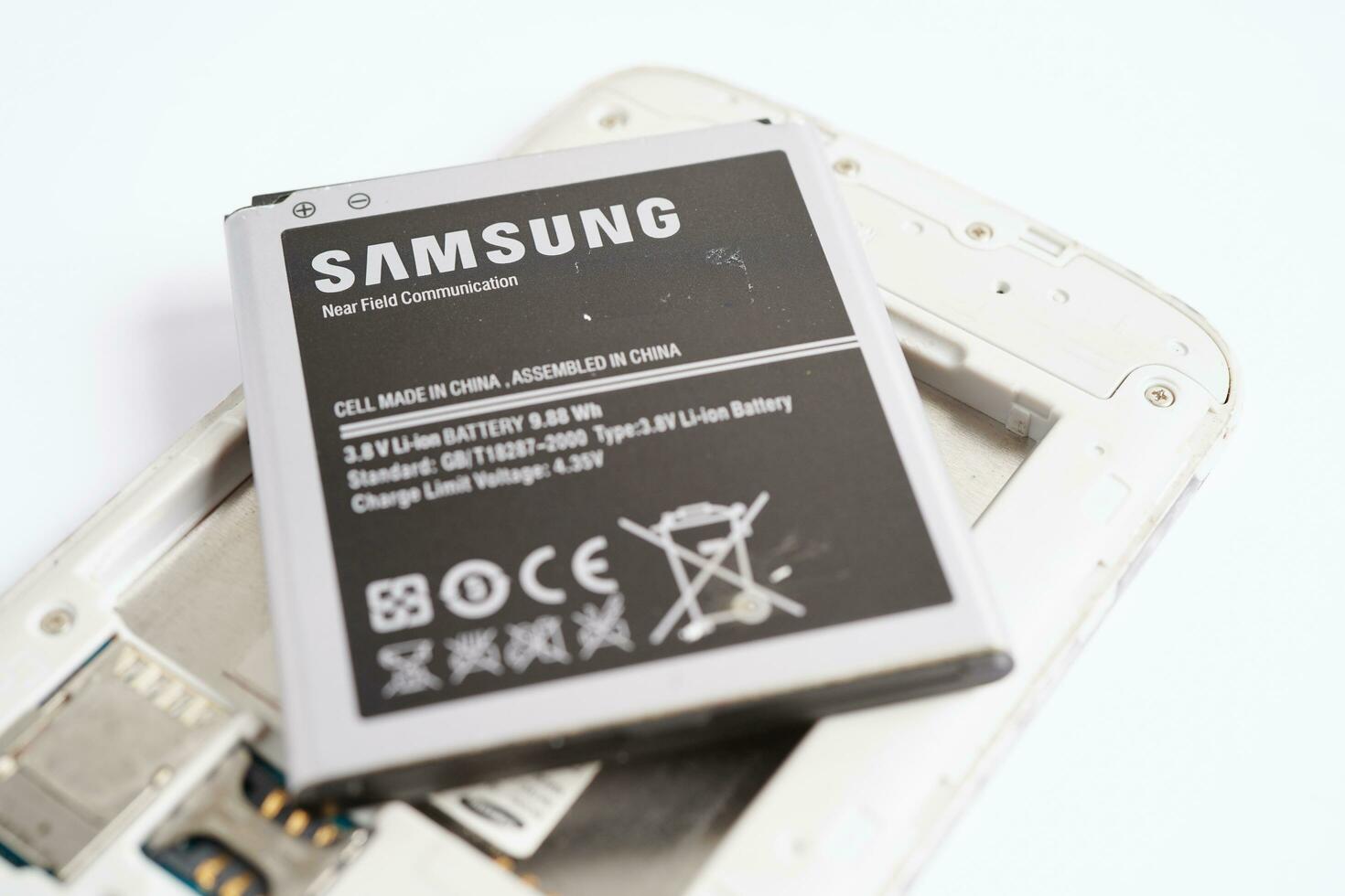 Bangkok, Tailandia. mayo 1 2023 técnico reparando y insertar batería para teléfono inteligente Samsung. foto