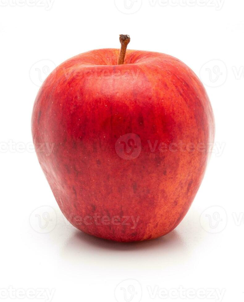 rojo manzana aislado. realista rojo manzana en un blanco antecedentes. foto