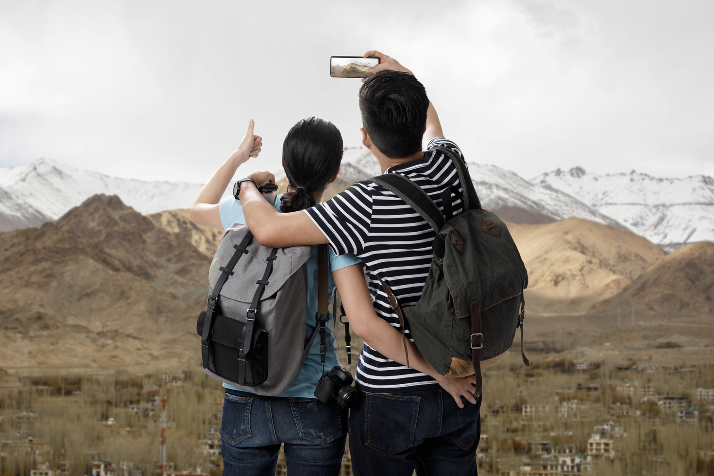 Young traveler man and girl take a photo with smartphone, Mockup template can change travel pictures on background psd