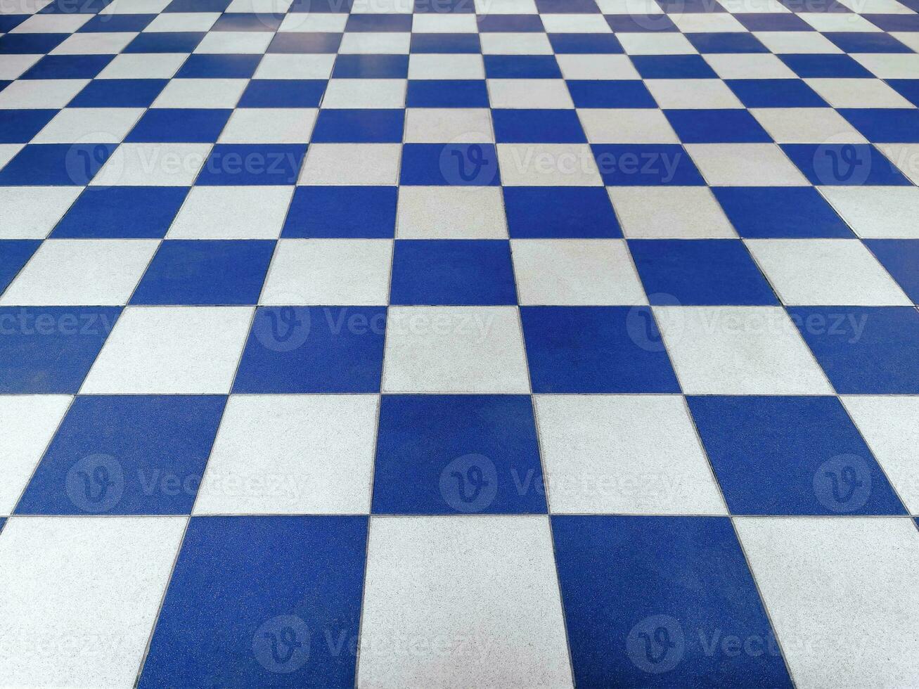 simétrico azul y blanco loseta piso con cuadrícula textura en perspectiva ver para permanente embaldosado piso antecedentes rojo blanco cuadrado hecho de cerámico material para piso foto