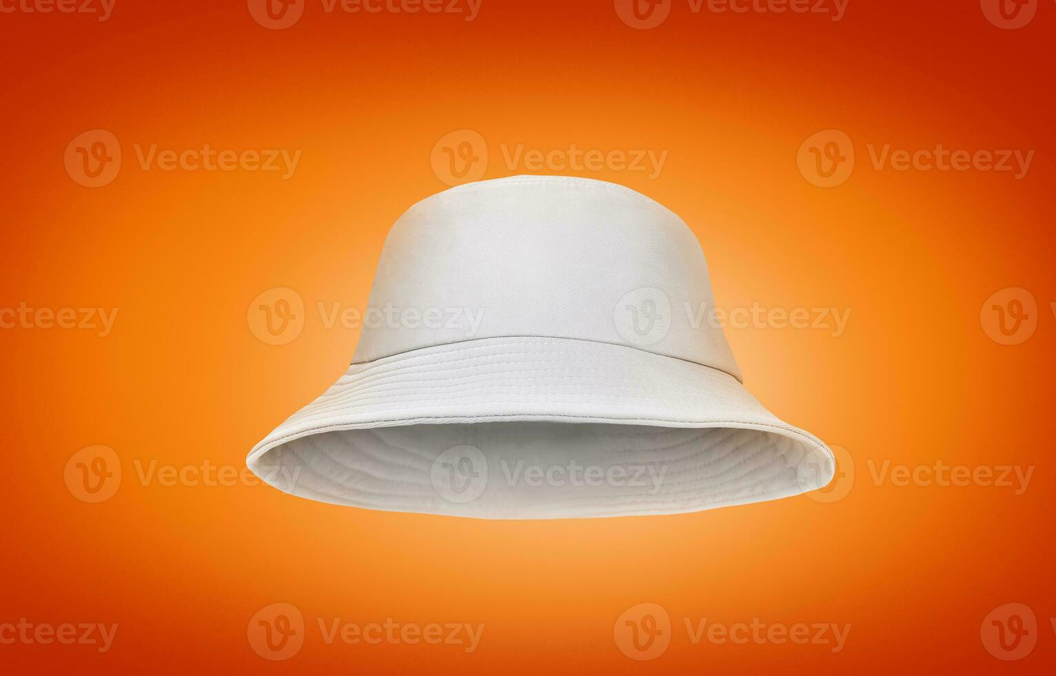blanco Cubeta sombrero aislado en naranja antecedentes foto