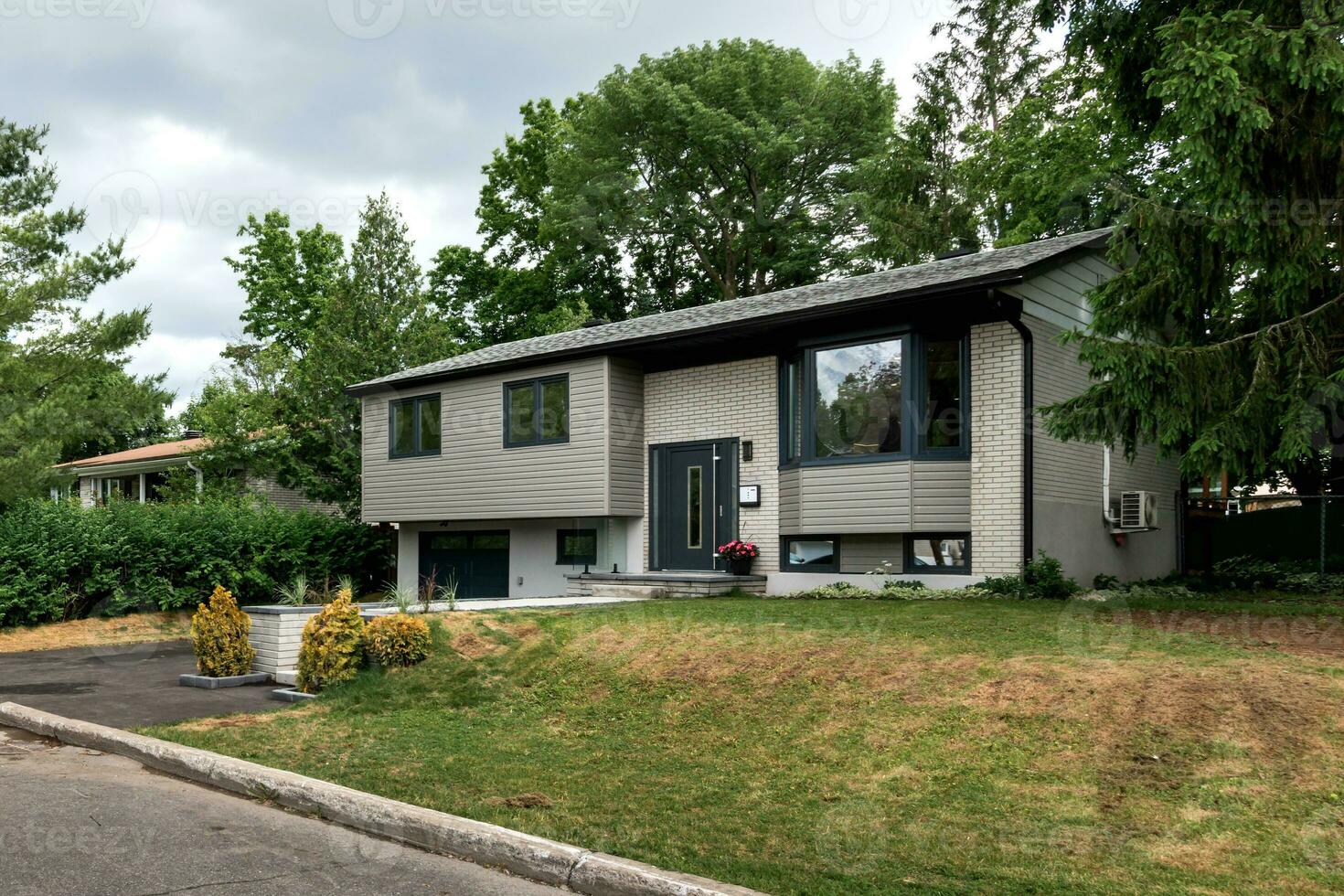 lujo canadiense volteado casa en kirkland, Montreal foto