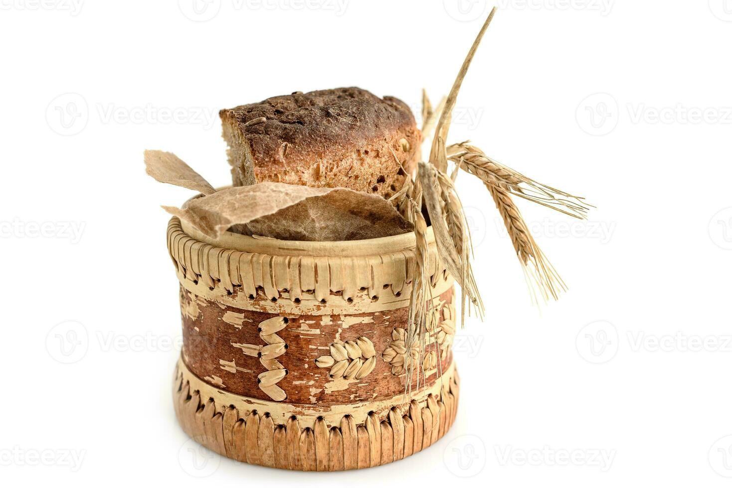 un rebanada de hecho en casa grano un pan en blanco foto