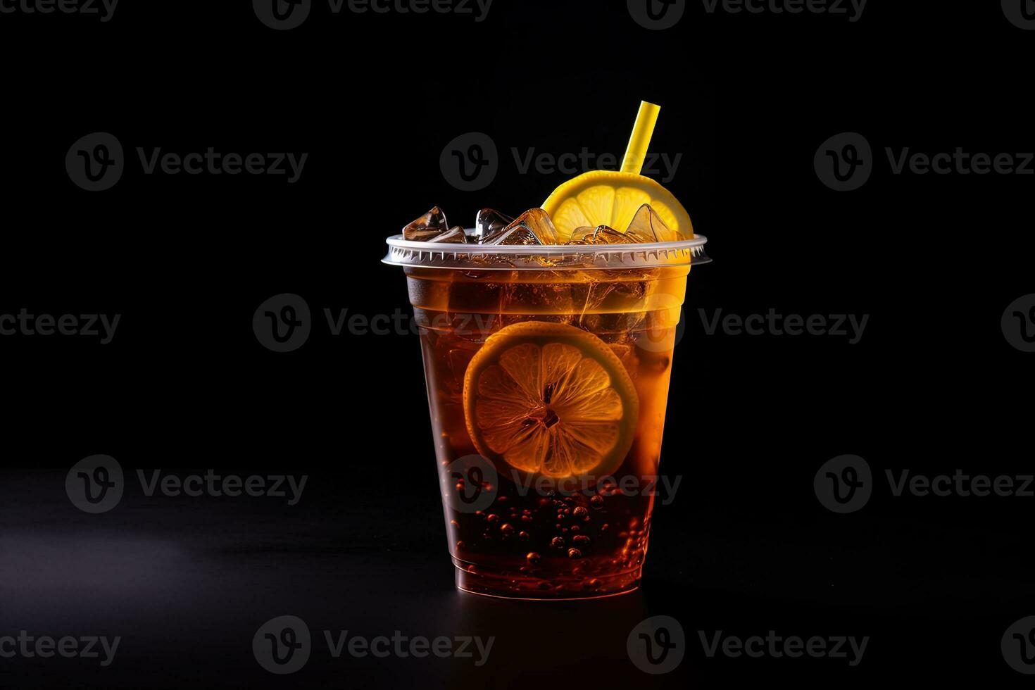 con hielo limón té en el plastico para llevar vaso aislado en oscuro antecedentes. ai generado foto