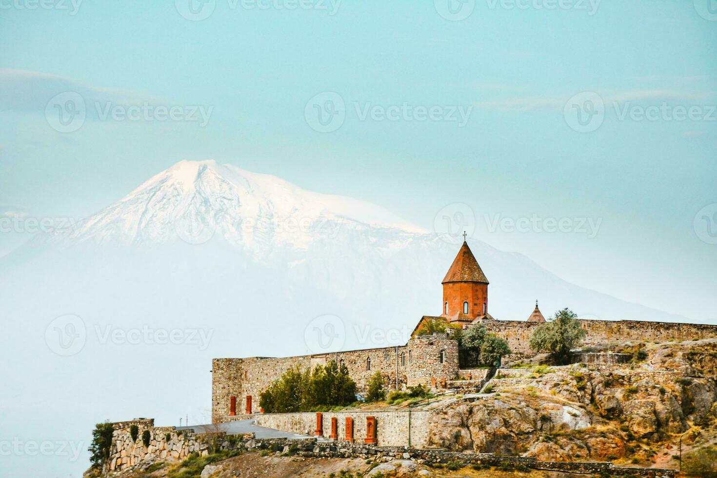 vista cinematográfica hito histórico en armenia - monasterio khor virap con fondo de pico de montaña ararat al amanecer foto