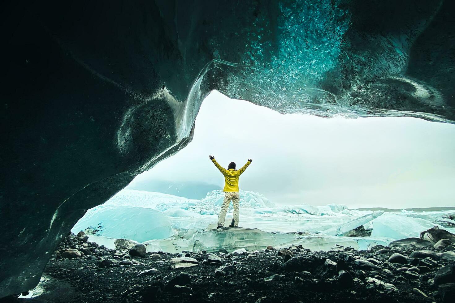 panorámico punto de vista turista por fjallsjokull glaciar en Islandia desde dentro glaciar cueva. explorar Turismo Islandia espectacular oculto gemas viajero manos arriba disfrutar viaje concepto foto