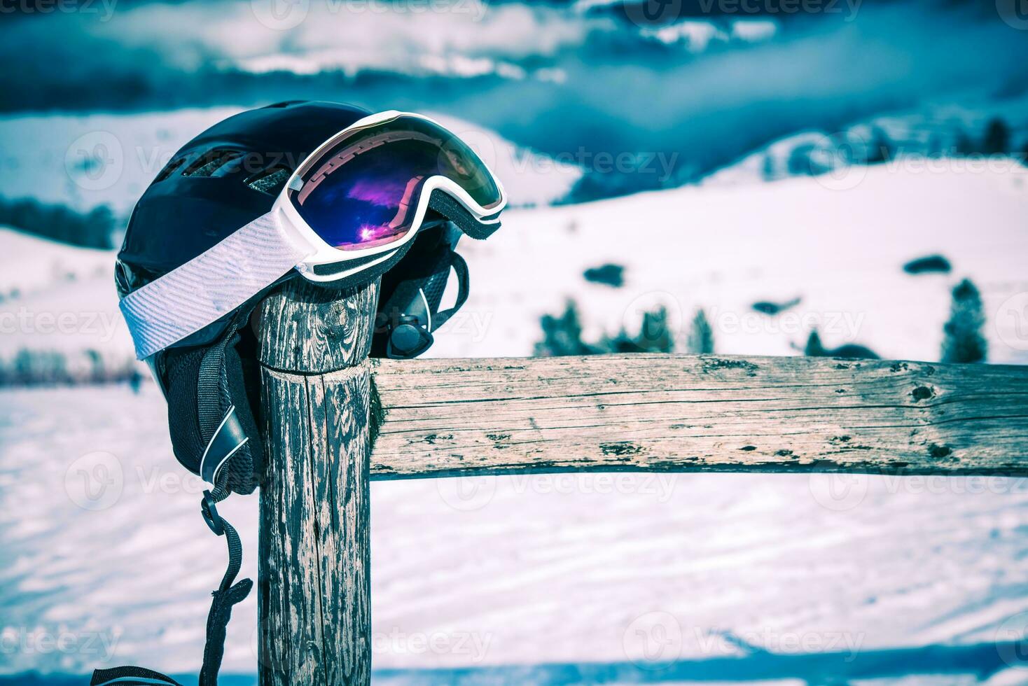 esquí casco y gafas de protección foto