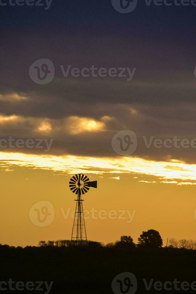 paisaje con molino a atardecer, pampa, patagonia,argentina foto