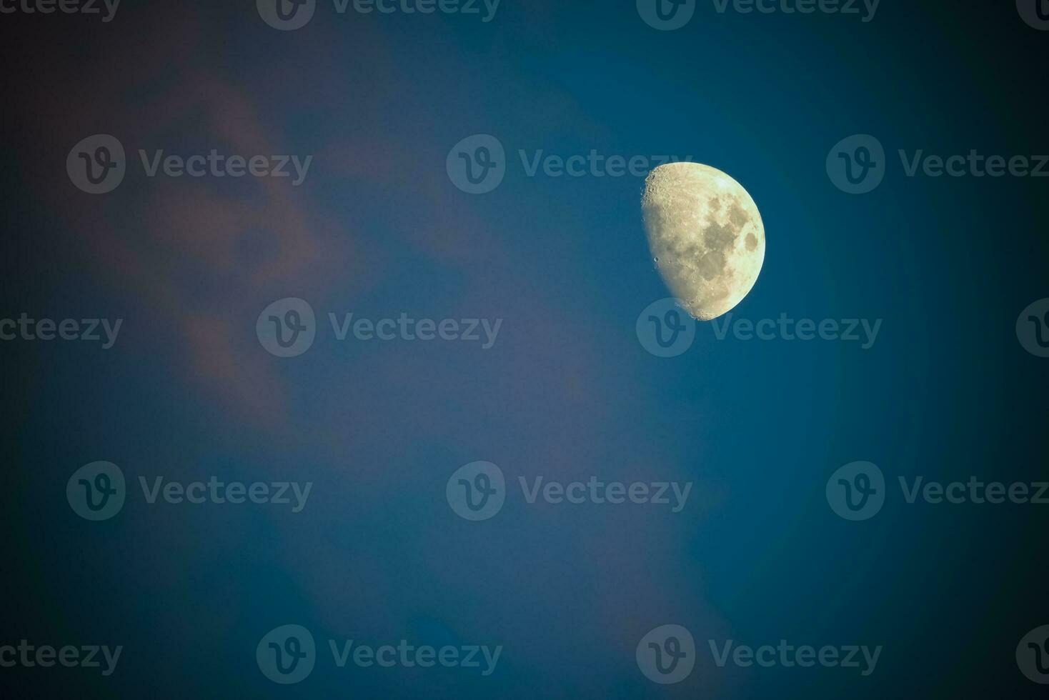 Luna en un cielo con nubes,patagonia argentina foto