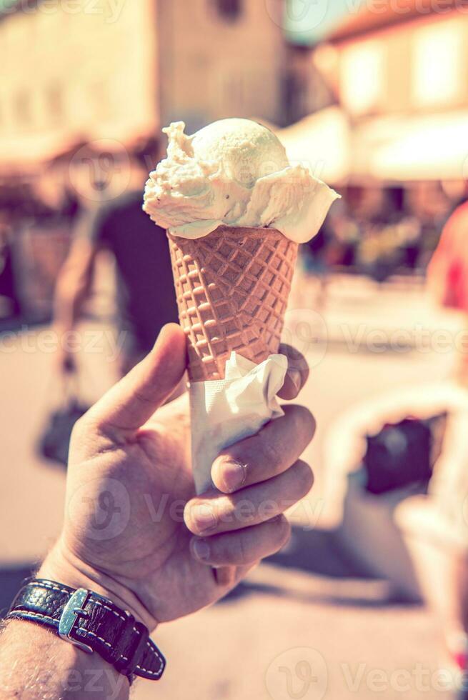 hielo crema cono en un mano foto