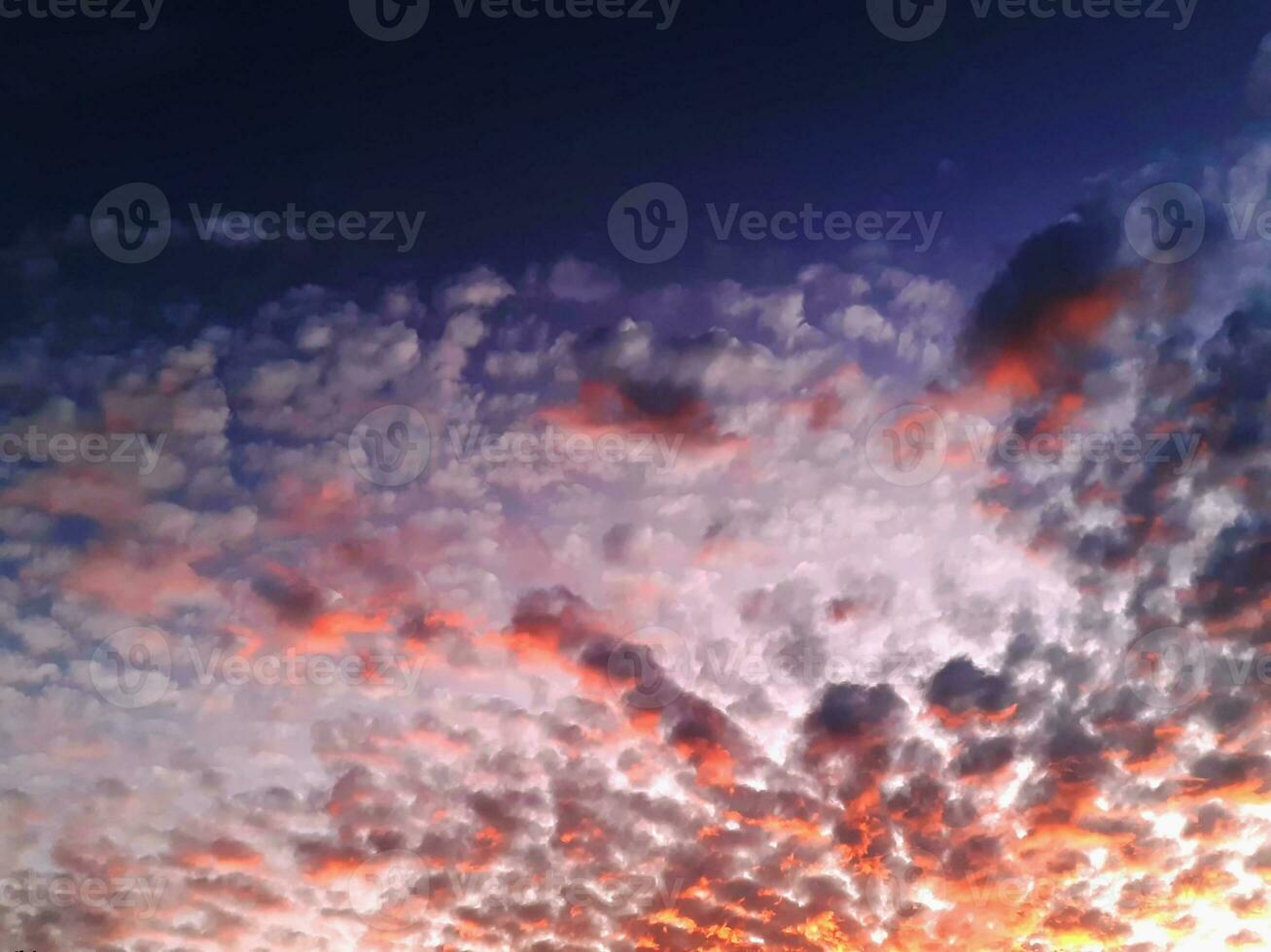 crear belleza paisaje de nubes, con un dorado, azul cielo mirando arriba muchos podrías naturaleza atmósfera noche encantador antecedentes concepto. foto