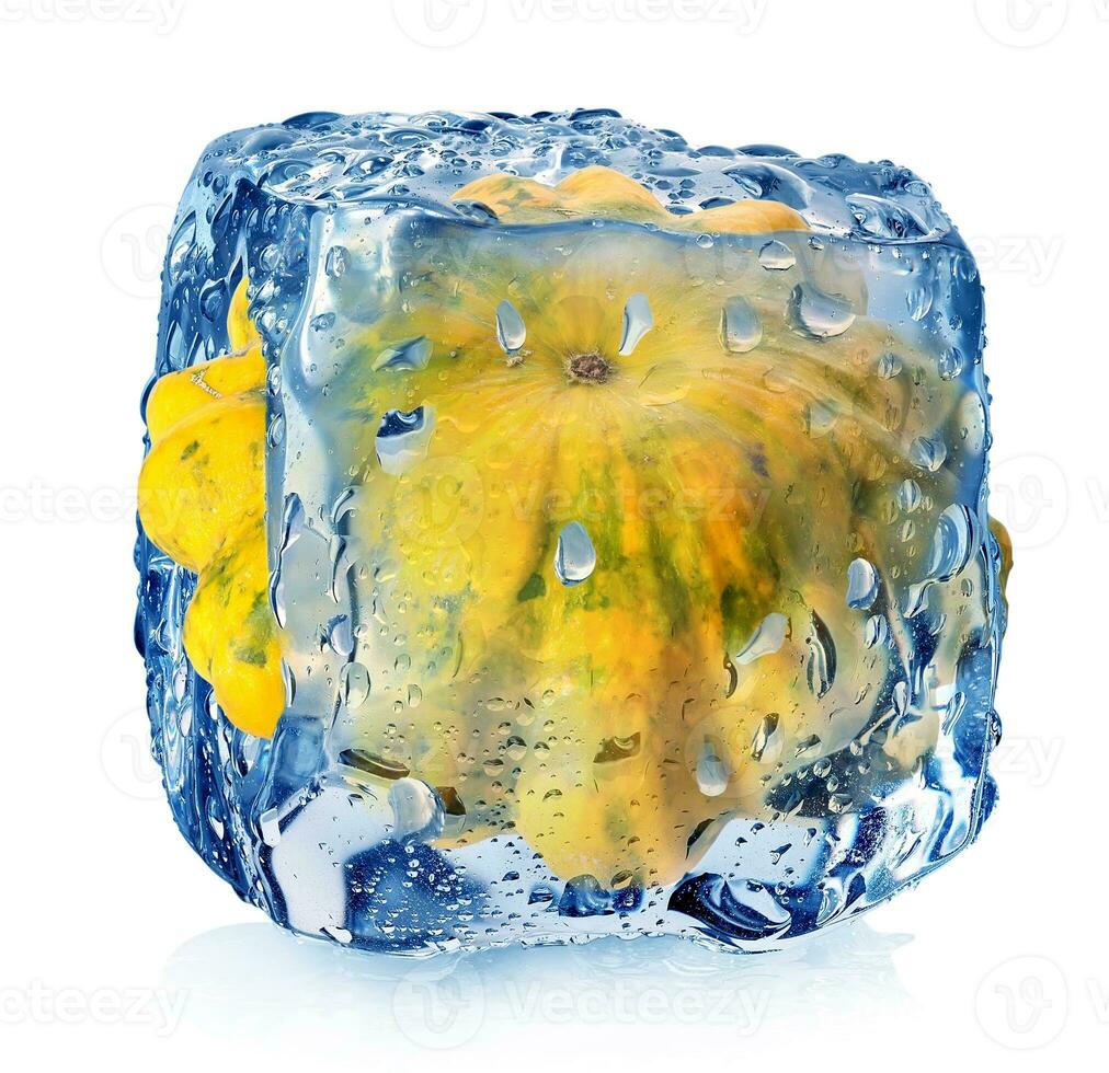 calabaza en hielo cubo foto