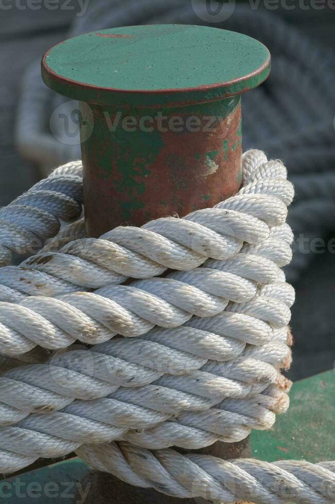 amarrado barco - bita y cuerda foto