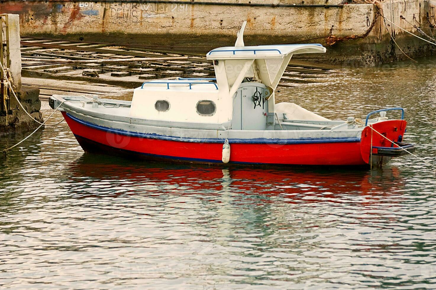 atracado pequeño barco foto