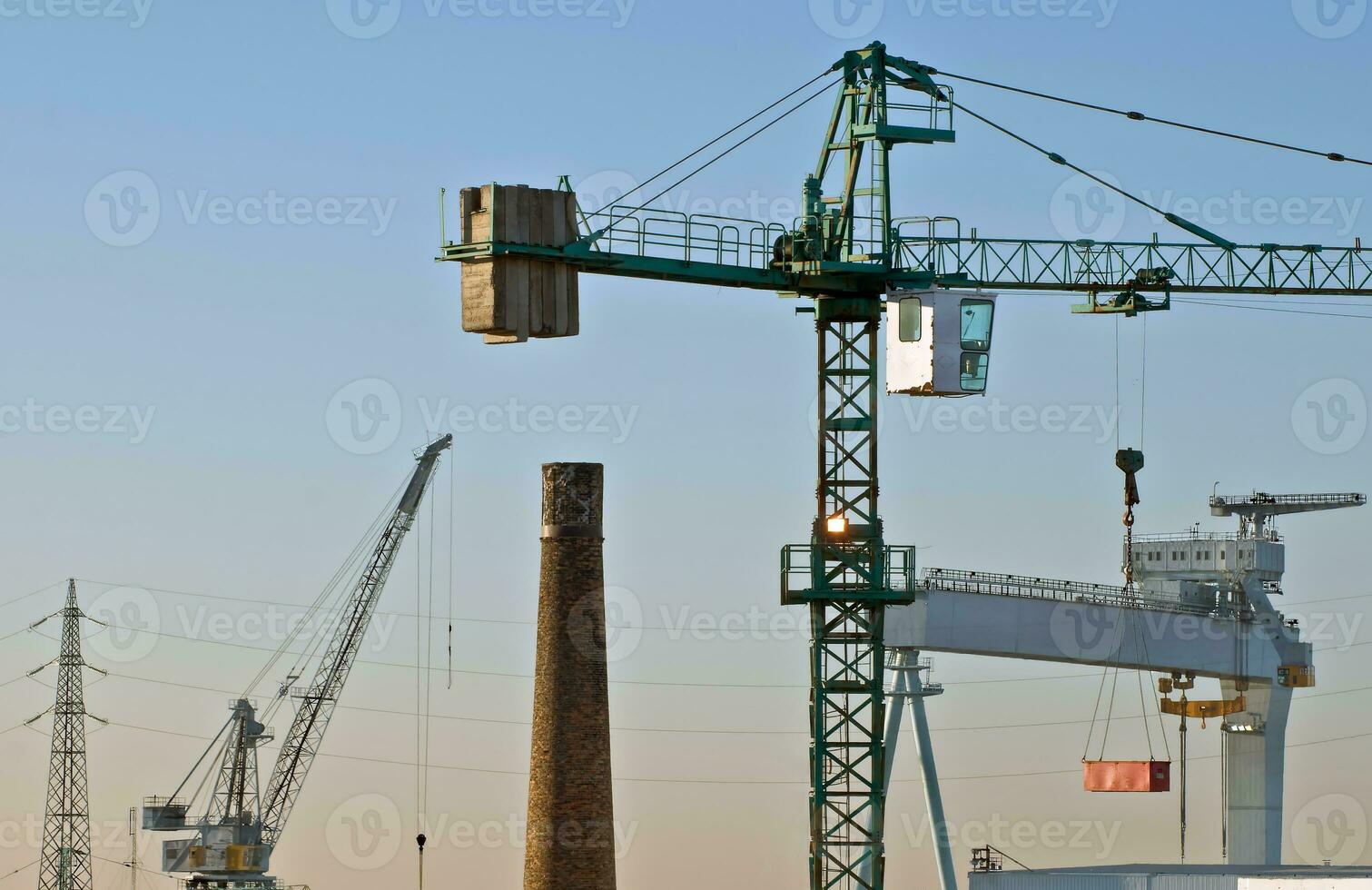 industrial horizonte con grúas, chimeneas, pilones foto