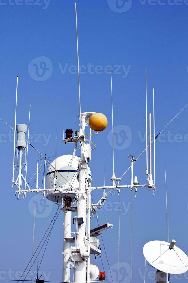 Embarcacion mástil con antenas foto