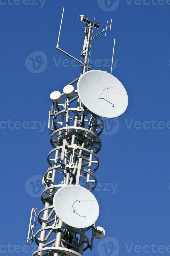 parte superior de telecomunicación antena foto