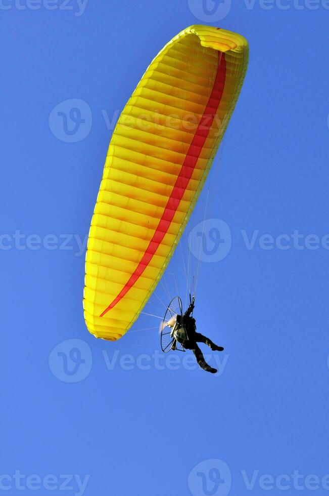 parapente - cepillado en el azul cielo foto