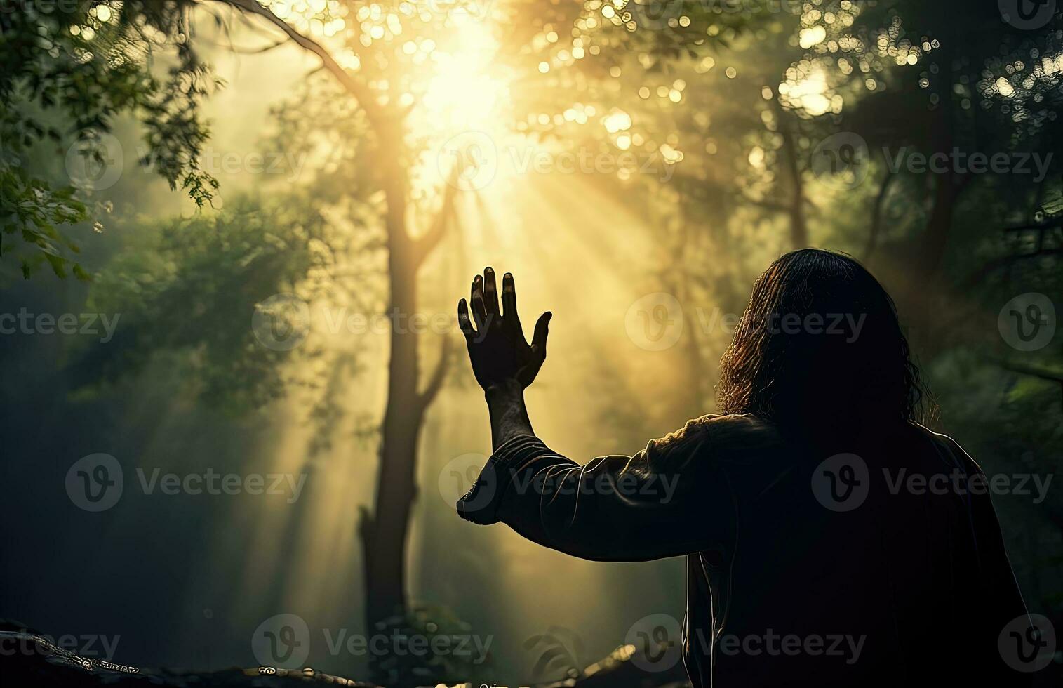 hombre Orando en el bosque foto