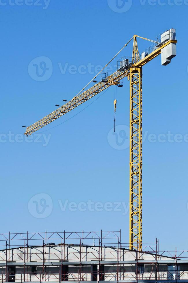 edificio debajo construccion con grua foto