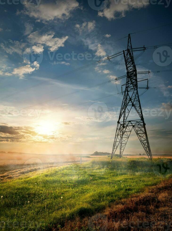 poste eléctrico y campo de otoño foto