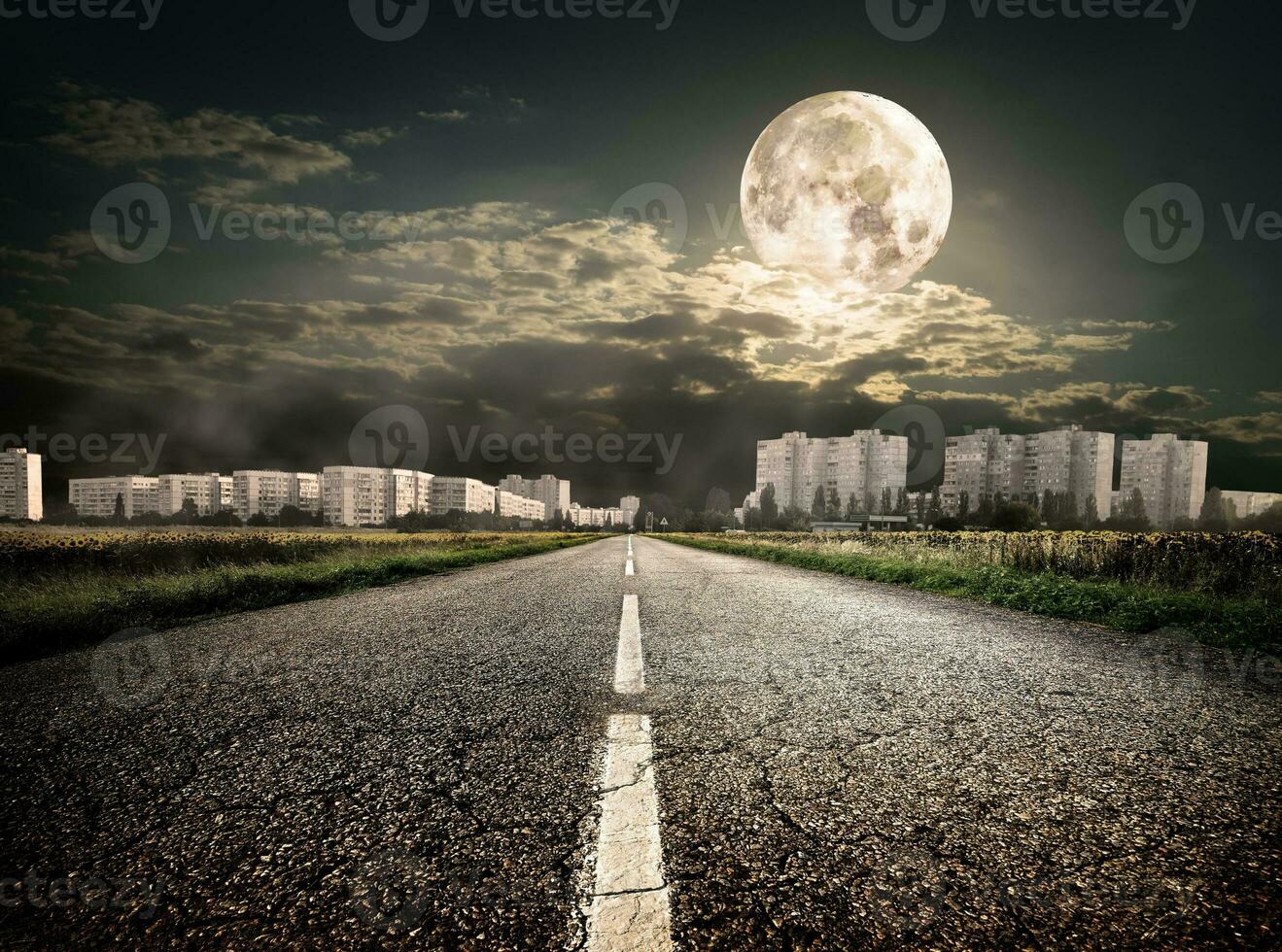 autopista a distrito debajo el Luna foto