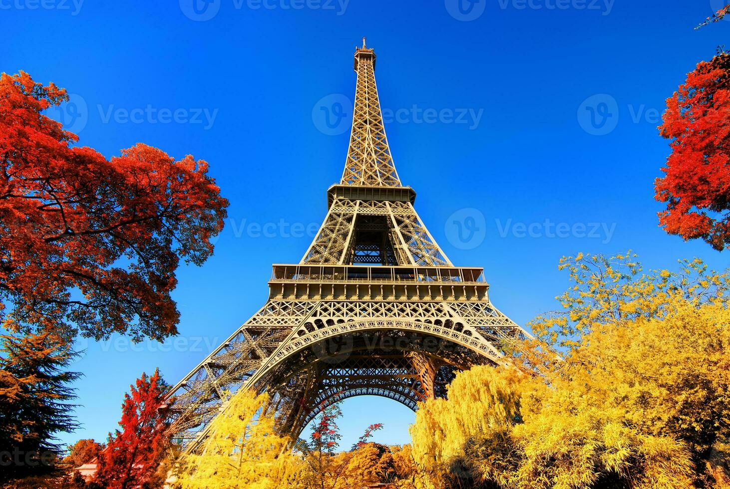 eiffel torre en otoño parque foto