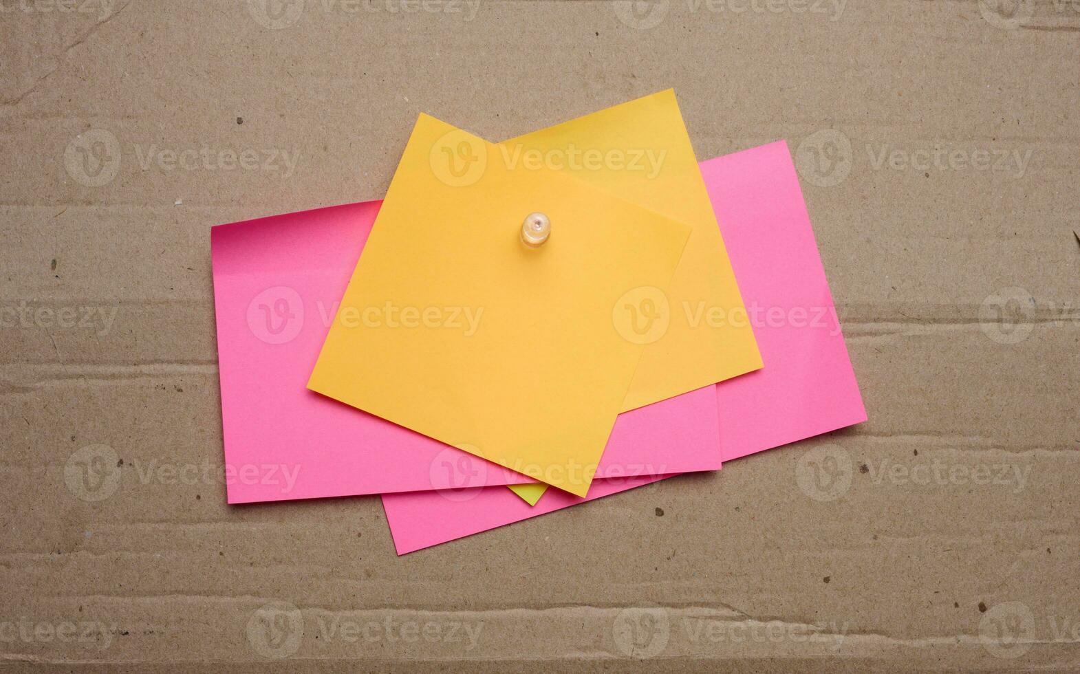 vistoso papel blanco pegatinas adjunto con un botón, espacio para notas y etiquetas foto