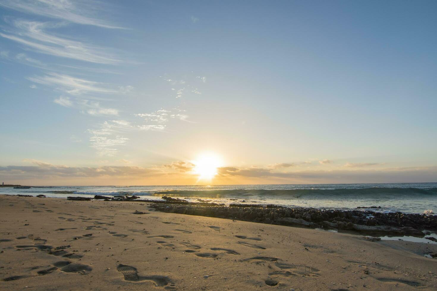 brillante Dom durante amanecer a el playa en Egipto foto