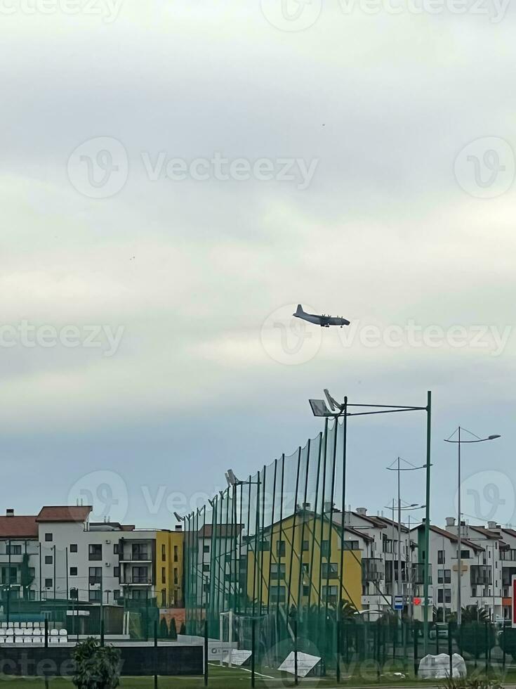 avión viene en para un aterrizaje terminado el pueblo de Sirio en Sochi foto