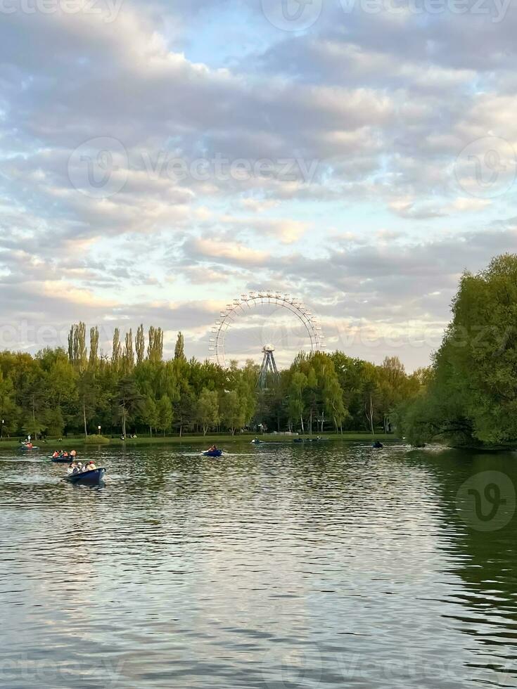 estanque en el bosque con hermosa puntos de vista y paseo en barco foto