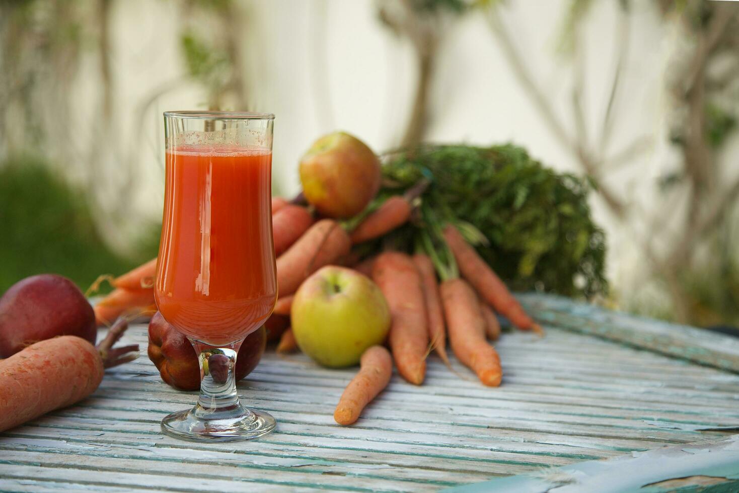 un vaso de Fresco manzana Zanahoria jugo foto