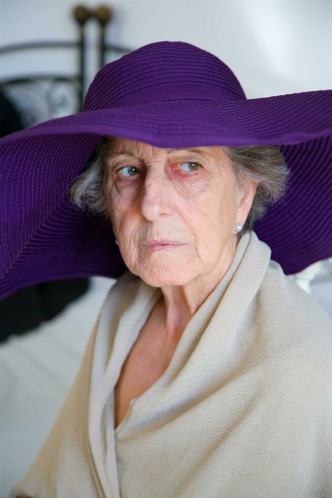 antiguo caucásico mujer en un Violeta sombrero foto