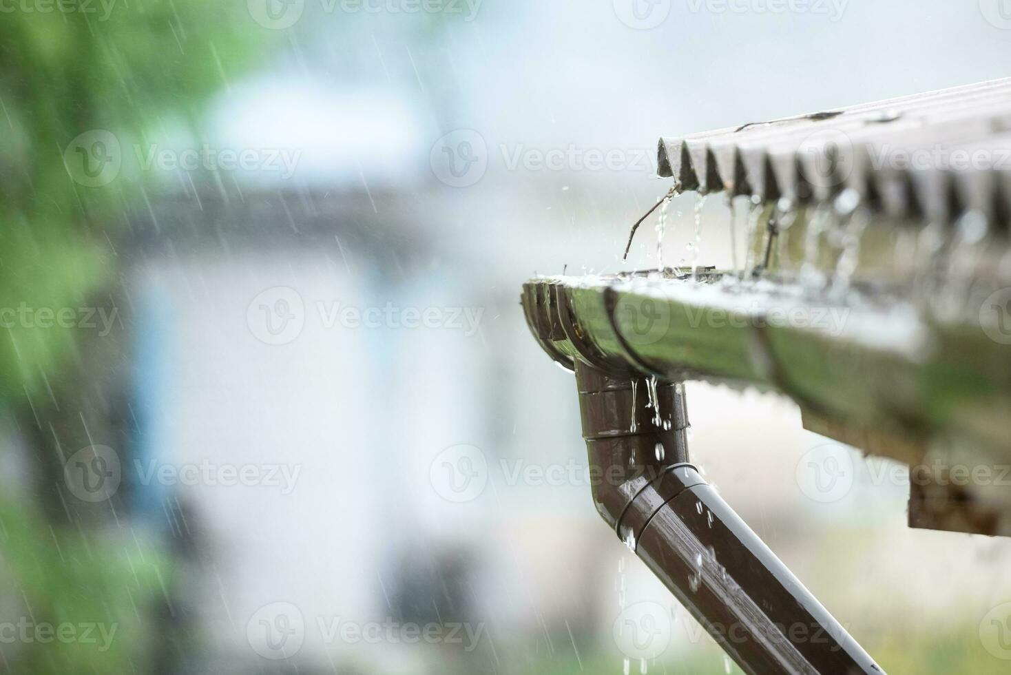 lluvia fluye abajo desde un techo abajo foto