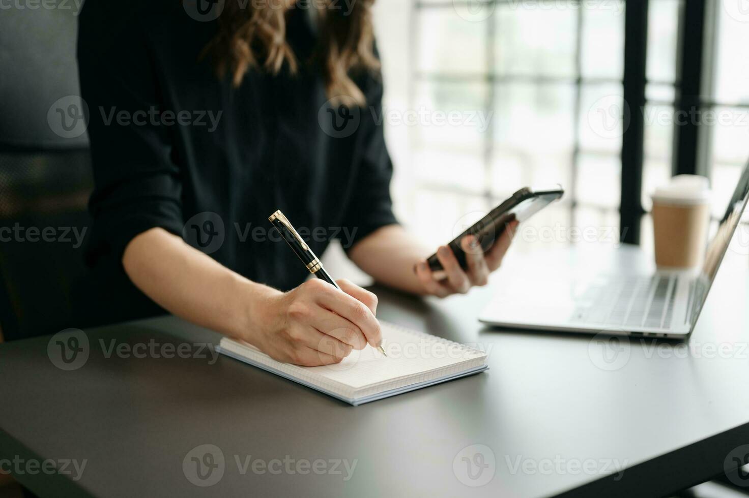 empresaria mano trabajando con nuevo moderno computadora y escritura en el bloc estrategia diagrama como concepto foto