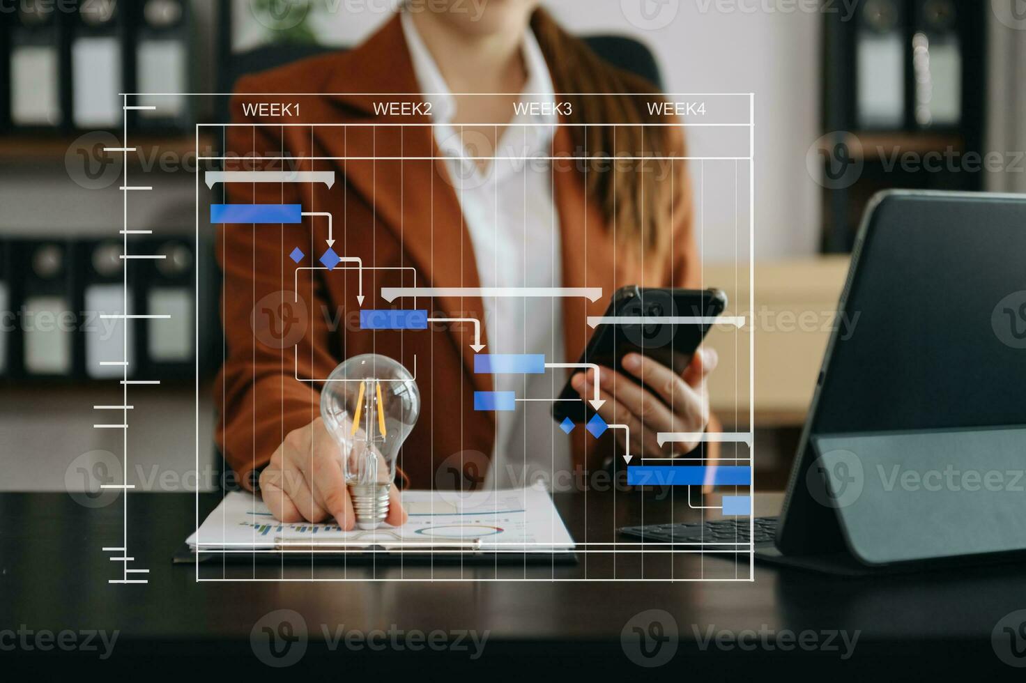 gerente de proyecto trabajando y actualizando tareas con hitos de planificación de progreso y diagrama de programación de diagramas de gantt. negocios que trabajan con teléfonos inteligentes, tabletas y computadoras portátiles en la oficina. foto