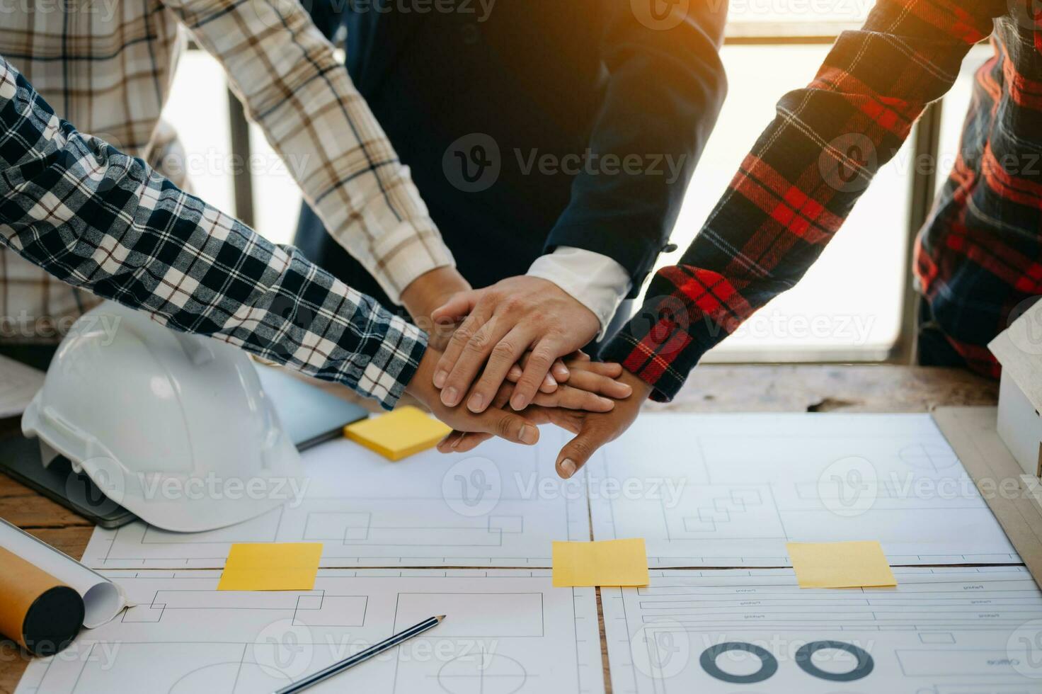 el ingeniero y el contratista se unen después de firmar el contrato, están teniendo un proyecto de construcción moderno juntos. concepto de cooperación exitosa foto