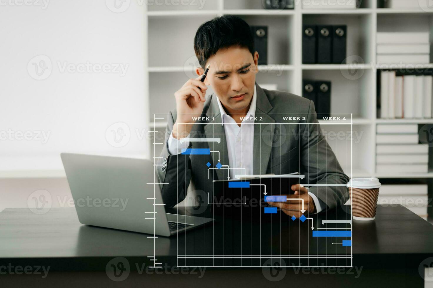 gerente de proyecto trabajando y actualizando tareas con hitos de planificación de progreso y diagrama de programación de diagramas de gantt. negocios que trabajan con teléfonos inteligentes, tabletas y computadoras portátiles en la oficina. foto