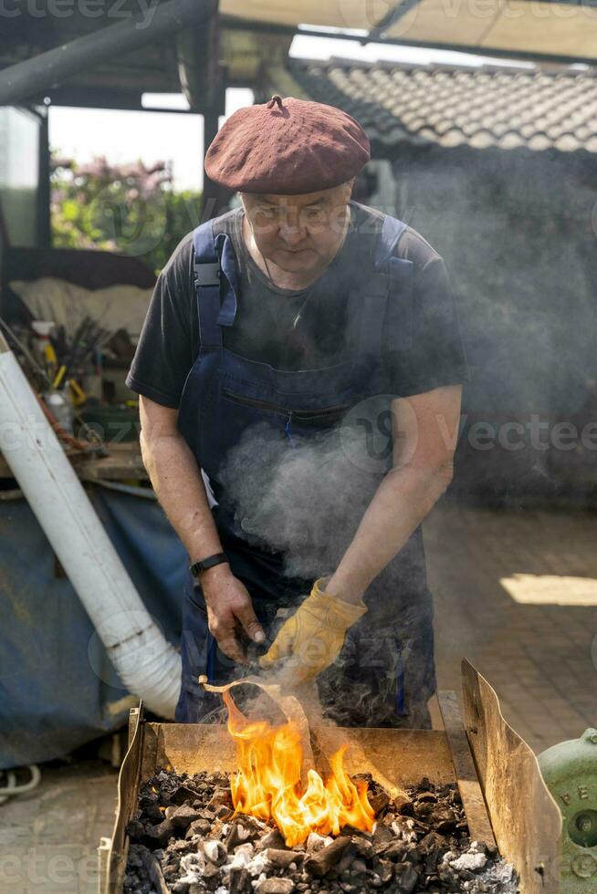 herrero es ardiente un metal bar a dar eso un nuevo forma foto