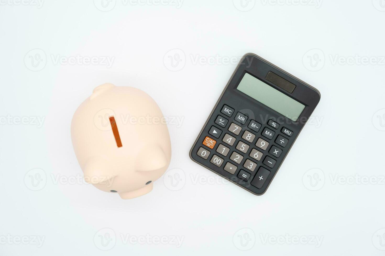 cerdito banco con calculadora en aislado antecedentes. ahorro dinero y financiero gestión. foto