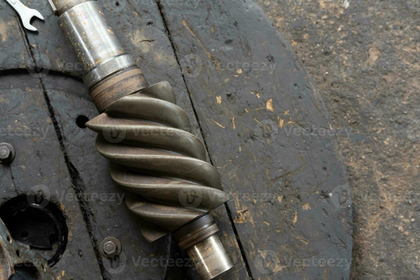 detalles de un antiguo tornillo compresor ese tiene estado en operación para un muy largo tiempo. foto