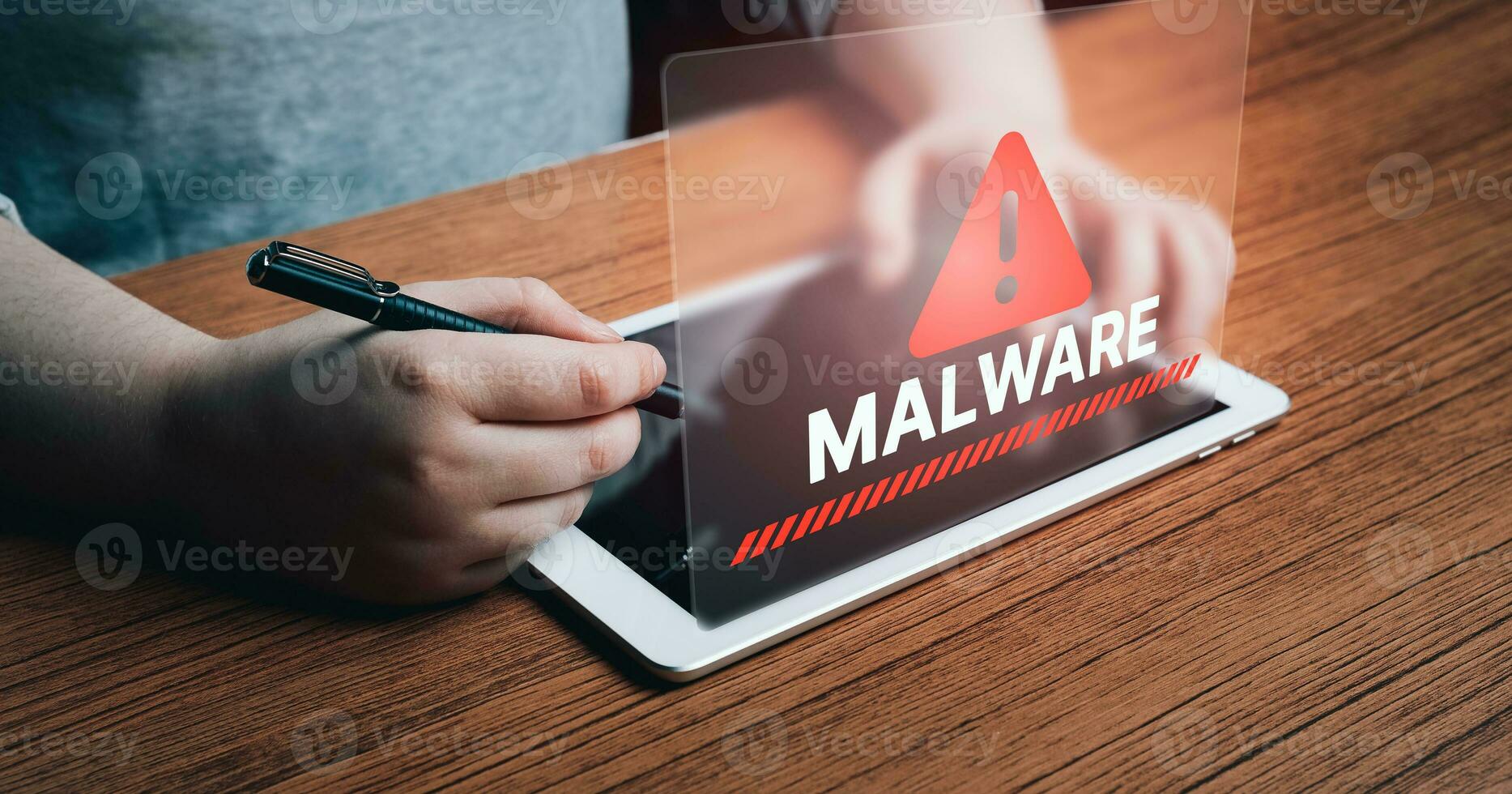 mujer utilizar digital tableta a proteger dispositivos desde malware alerta. comprometidos información concepto. Internet virus ciber seguridad y ciberdelincuencia foto