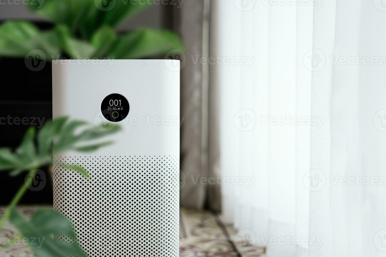aire purificador en vivo habitación espectáculo aire contaminación niveles en el habitación. proteger pm 2.5 polvo. humano salud y tecnología concepto. Fresco aire. foto