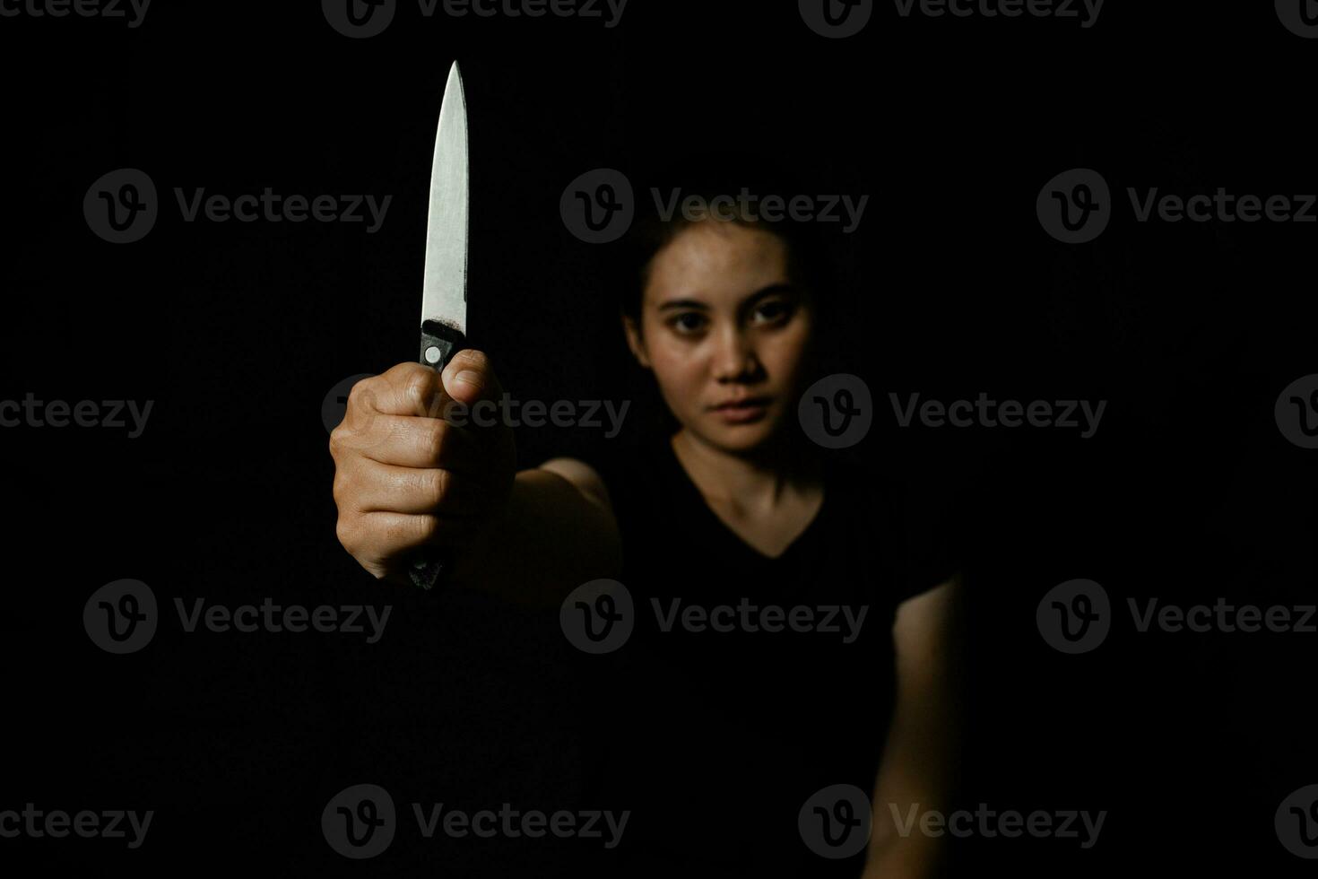 mujer víctima de violencia y abuso mano sostener cuchillo, sexual violencia, sexual abuso foto