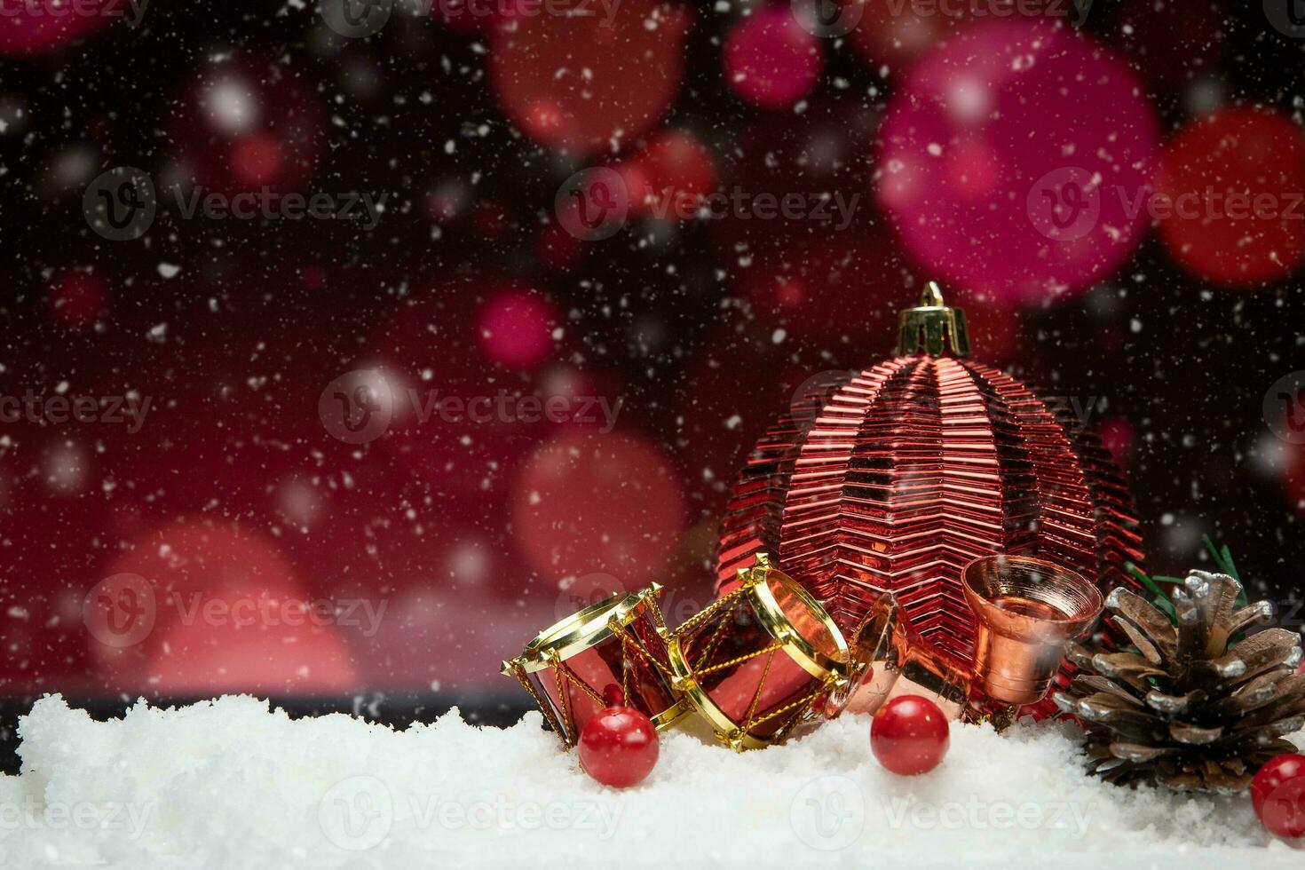 hermosa Navidad decoración en nieve con rojo bokeh antecedentes foto