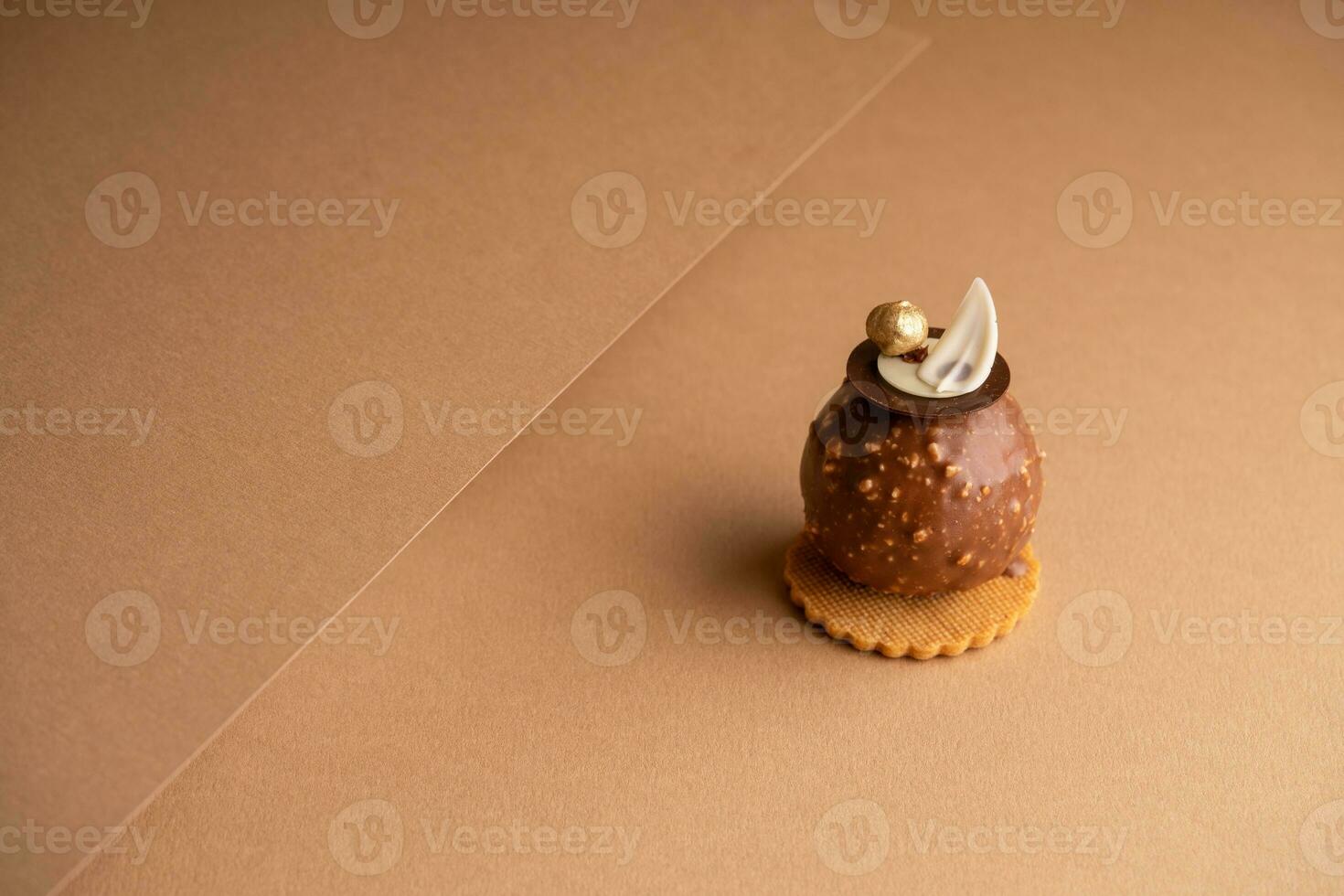 un recién horneado pastel se sienta encima un mesa, rodeado por hojas de pergamino pape foto