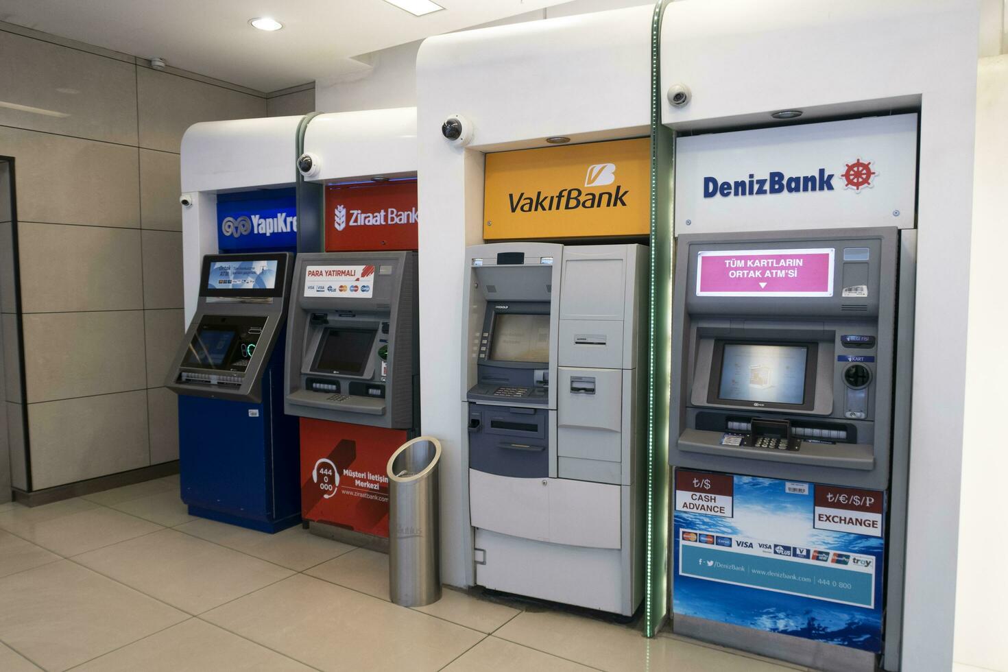 Istanbul, Turquía, febrero 2020. Cajero automático banco máquina para retirar dinero en efectivo, pagar servicios, financiero operaciones. No personas en el compras centro comercial. foto
