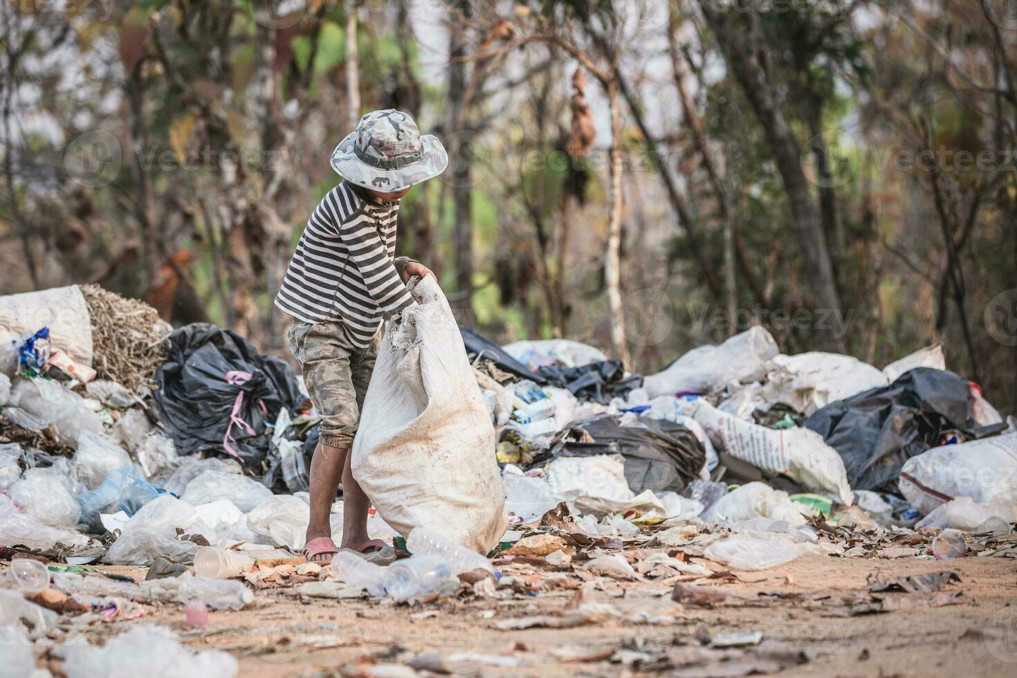 ambiente tierra día, niño sentado a separar basura a ser reciclado. el concepto ayuda reducir aire contaminación y proteger el ambiente. foto